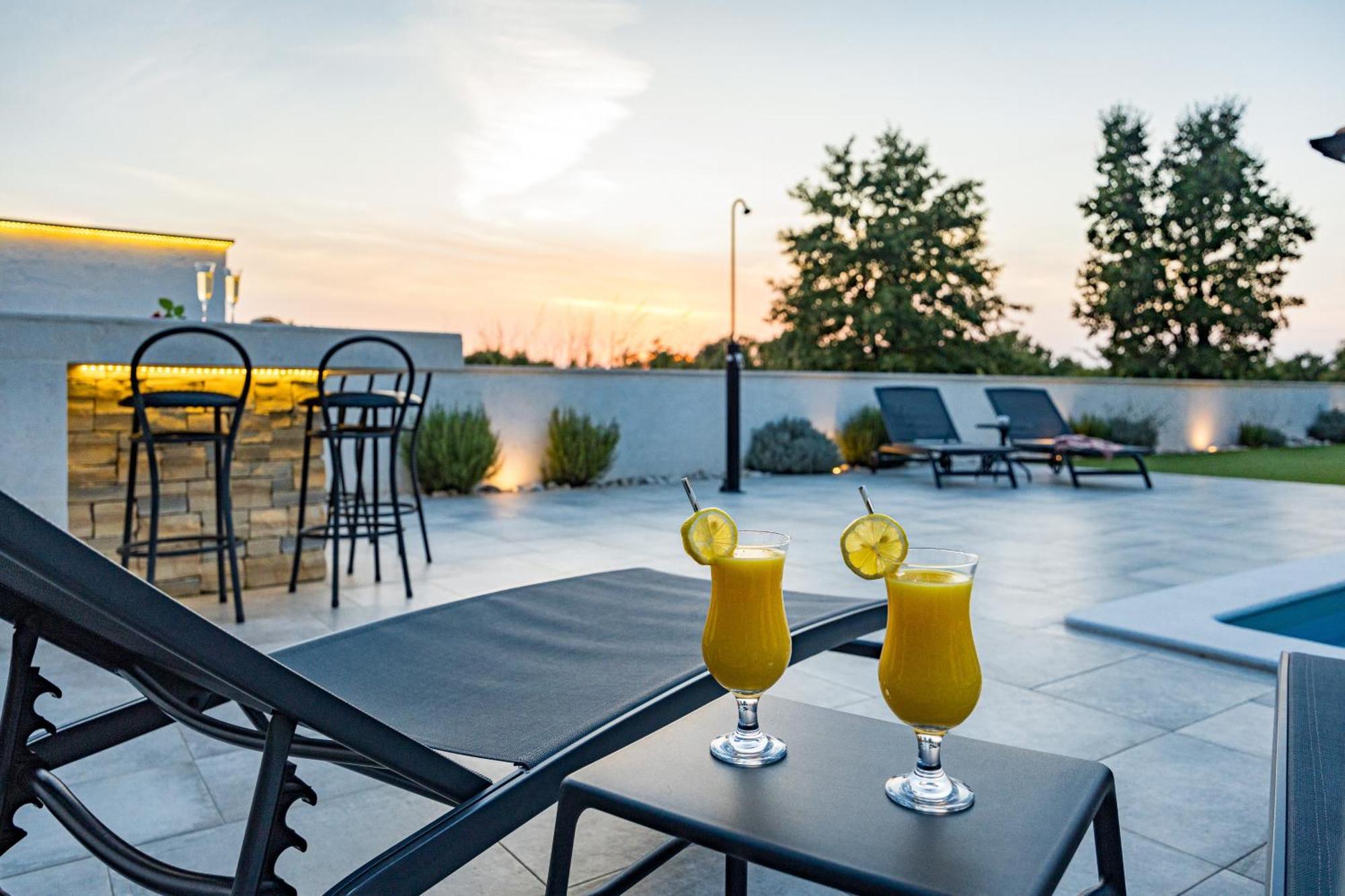 Special Offer! New Luxury Apartment With Pool, Fitness, Outdoor Bar&Grill Buje Exterior photo