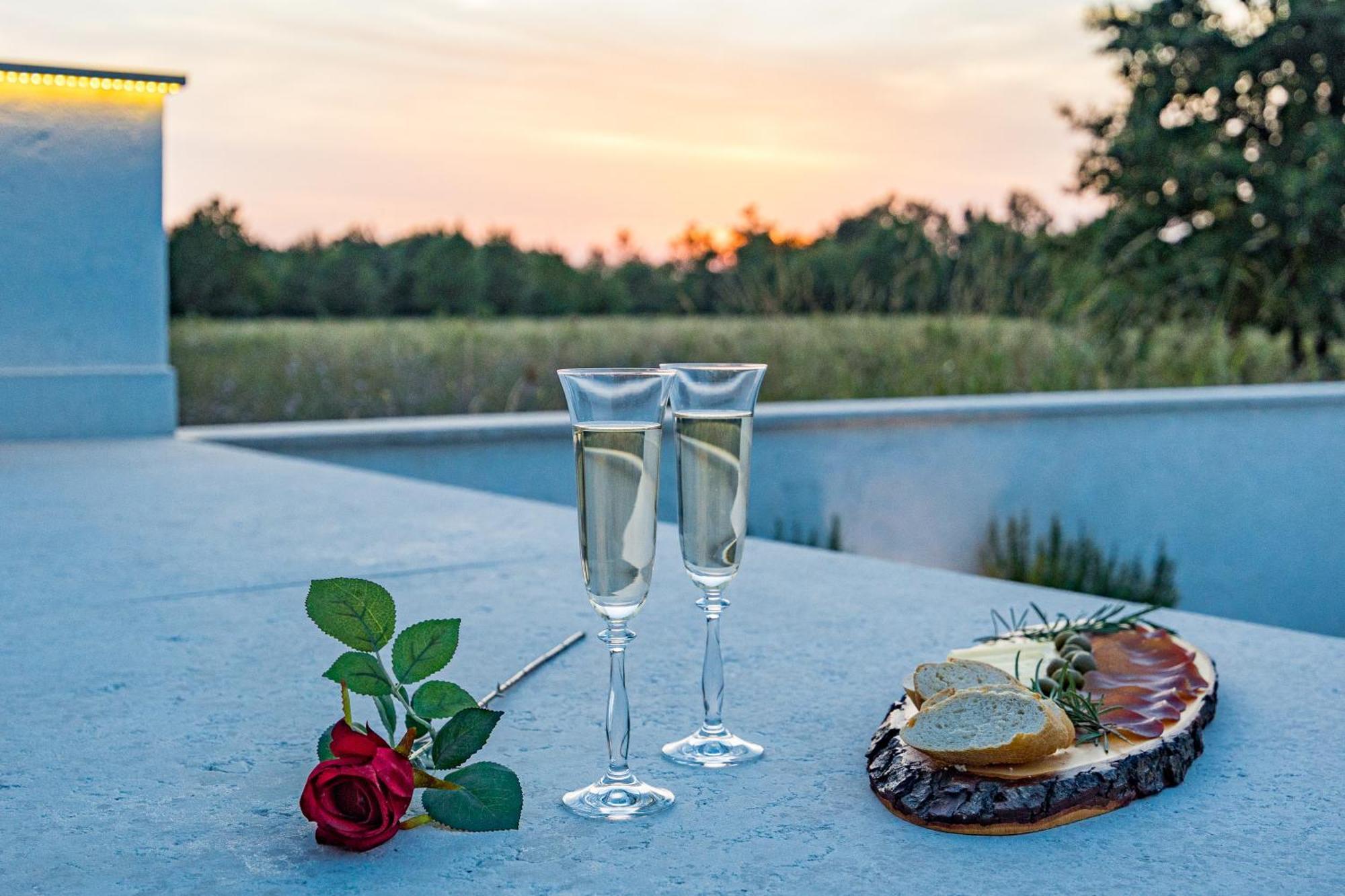 Special Offer! New Luxury Apartment With Pool, Fitness, Outdoor Bar&Grill Buje Exterior photo